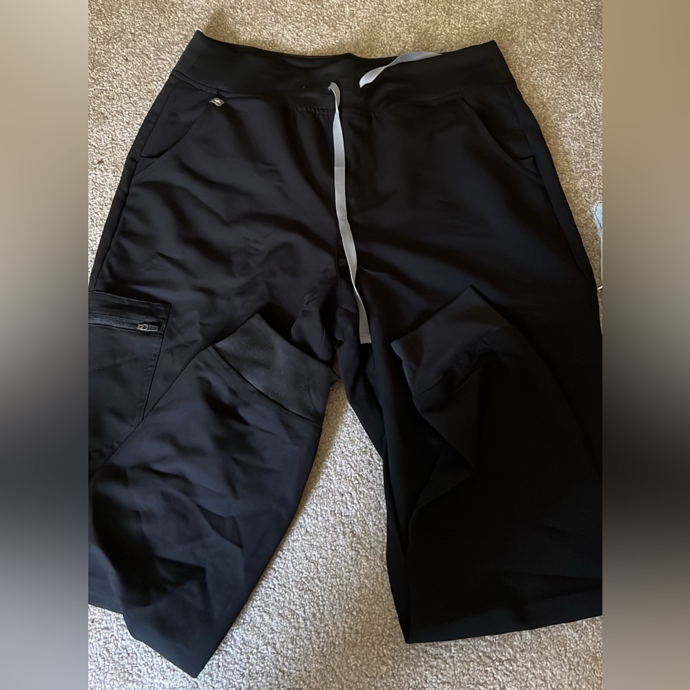 Woman’s Figs scrub joggers